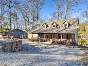 The Captains Quarters in Rogers w/ Covered Porch!