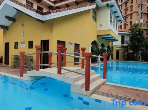 Near Manila Airport, 2 Bedroom Condo + Living + Kitchen + Pool + WiFi