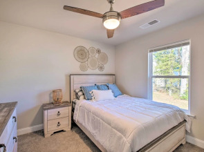 Greer Getaway w/ Smart TV ~ 1 Mi to Dtwn!