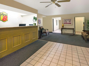 Super 8 by Wyndham Windsor