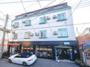Across the Street Guesthouse - Hostel