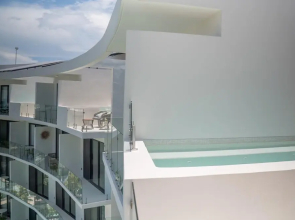 Stunning PH Studio w Private Plunge Pool Terrace and Balcony Wifi