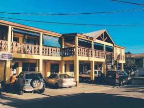 The Waterfront Inn - Hostel