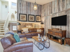 Vail Vista Mountain Retreat w/ Balcony & Views, Near Vail Ski Village