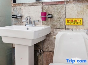 Geoje Island Gajodo Full House Pension (Large Outdoor Swimming Pool)