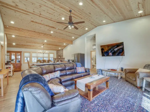 'lavender Lodge' Mountain-view Pine Cabin w/ Deck