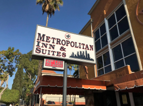Metropolitan Inn & Suites
