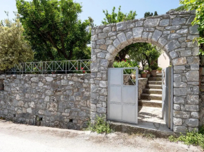 Traditional Stone Home 30 min. from famous Beaches