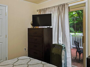Frolic on Fern by Avantstay Enclosed Deck w/ Forest Views, Bar