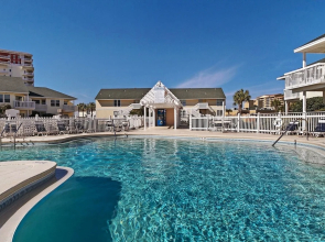 SPC 9136 - Ground Floor 2 BR short walk to beach right by pool by RedAwning