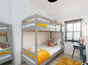Cosy Cottage - Sleeps 6, Parking & Pet Friendly!