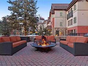 Ski In, Ski Out 3 Bedroom Condo at the Eagle Bahn Gondola With Slopeside Pool