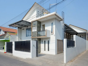 RedDoorz Plus Syariah near Stasiun Tegal 2