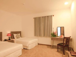 Den Long Do Hotel & Restaurant