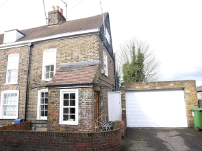 Immaculate 3-bed House in Waltham Cross