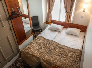 Отель Three Crowns Residents