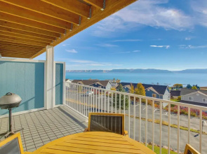 Spacious Garden City Townhome w/ Lake Views!