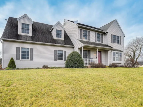 4 Mi to the Amish Village: Spacious Home w/ Deck!