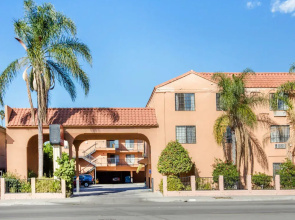 Econo Lodge Near Lax