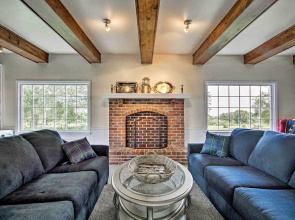 Remodeled Historic Farmhouse ~ 20 Mi to KC!