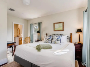 Pink House Modern 3bd 3ba Parking and Porch