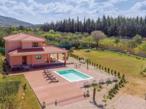Four-Bedroom Holiday Home in Bilice