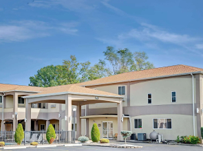 Days Inn & Suites by Wyndham Niagara Falls/Buffalo