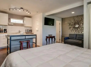 Charming Mid Town Guest House W/private Patio!