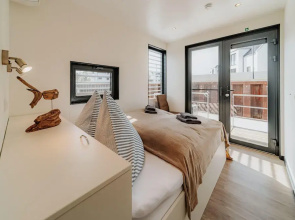 Modern Houseboat for 4 Guests