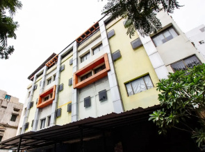 OYO 737 Hotel Manny'S Palace