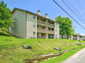 Pet-friendly Branson Retreat w/ Pool & Golf Access