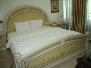 Green Royal Suites
