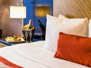 Holiday Inn Newark International Airport by IHG