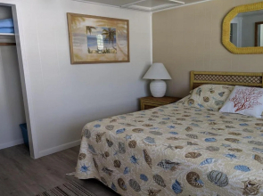 Tropical Winds Beachfront Motel and Cottages