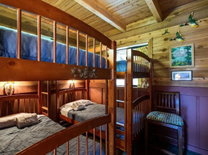 44mbr - Hot Tub- Pets Ok - Wifi - Bbq - Sleeps 8 2 Bedroom Home by RedAwning