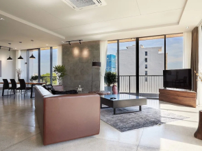 Modern 2 Bdr Apt, Large Living Room, High Speed Wifi