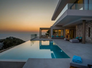 Seawhisper Villa in Paxi
