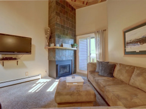 D303 Tree House 2br+loft 2ba 2 Bedroom Condo by Redawning