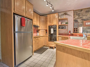 Historic Helena Retreat - Near Dtwn & Mt Helena!