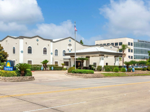 Days Inn & Suites by Wyndham Webster NASA-ClearLake-Houston