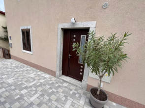 Studio apartment above promenade w terrace & parking