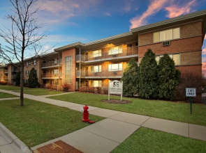 Posh 1BR Apartment in Arlington Heights