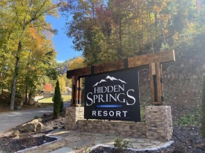 Panoramic View 6 Bedroom Cabin by RedAwning