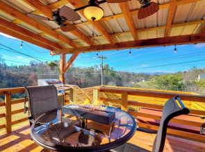 Studio w/ Loft, Hot Tub & Views in Marshall!