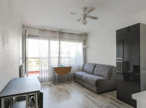 Charming flat with pool 8 min away from the beach in Antibes - Welkeys