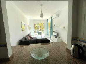 South facing apartment, 7 mins walk from beach