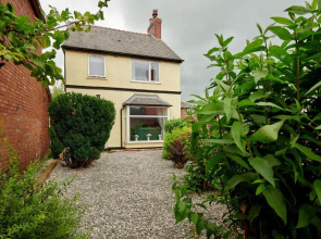 Maintenance, Transport, Medical Teams Bargain, 3 Bed Detached House, Mold, Sleeps 1 to 5