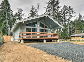 Cozy Cottage on the Coast Near Downtown Westport!