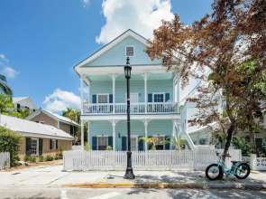 Prime Old Town Location w/ Pool, Walk to Duval Steet Blue Heron by Avantstay