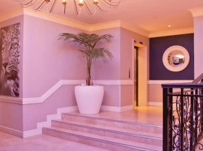 Hollow on the Square City Hotel